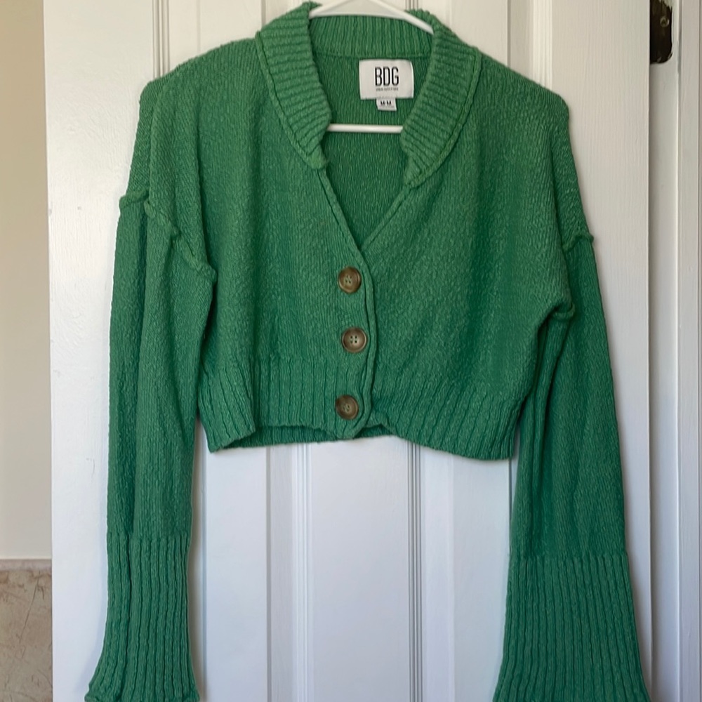 ☀️💚 Great color Urban Outfitters crop long sleeve 3 button down sweater. ☀️💚